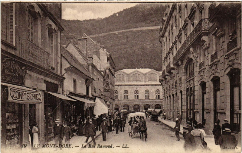 Carte postale ancienne Le Mont-Dore La Rue Ramond à Mont-Dore