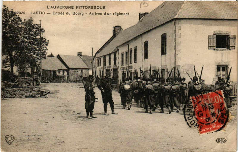 Carte postale ancienne Lastic Entrée du Bourg - Arrivée d'un regiment à Lastic