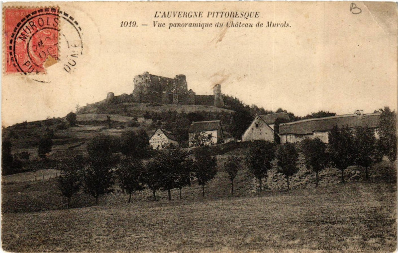 Carte postale ancienne L'Auvergne Pittoresque Vue panoramique du Chateau de Murols à Murol