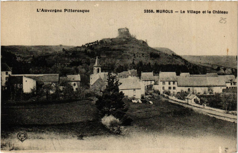 Carte postale ancienne L'Auvergne Pittoresque Murols Le Village et le Chateau à Murol