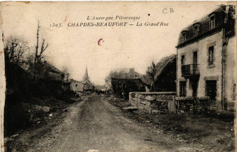 Carte postale ancienne L'Auvergne Pittoresque Chapdes-Beaufort La Grand'Rue à Chapdes-Beaufort