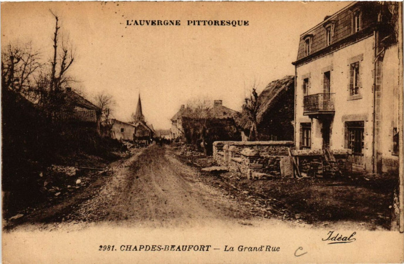 Carte postale ancienne L'Auvergne Pittoresque Chapdes-Beaufort La Grand'Rue à Chapdes-Beaufort