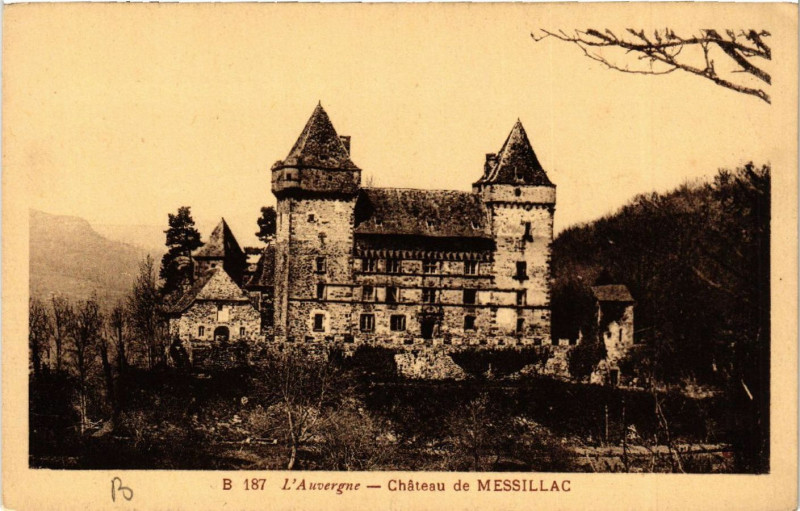 Carte postale ancienne L'Auvergne Le Chateau de Messillac