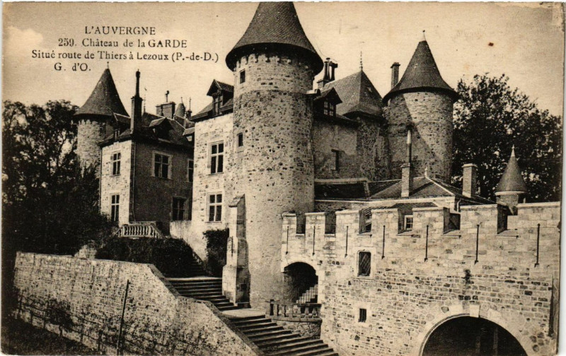 Carte postale ancienne L'Auvergne Le Chateau de la Garde