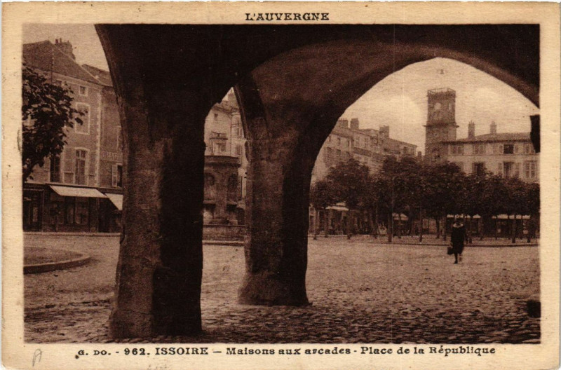 Carte postale ancienne L'Auvergne Issoire Maison aux Arcades - Place de la Republique à Issoire