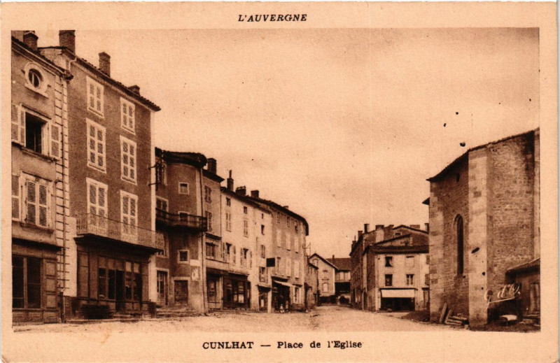 Carte postale ancienne L'Auvergne Cunlhat Place de l'Eglise à Cunlhat