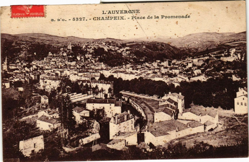 Carte postale ancienne L'Auvergne Champeix Place de la Promenade à Champeix