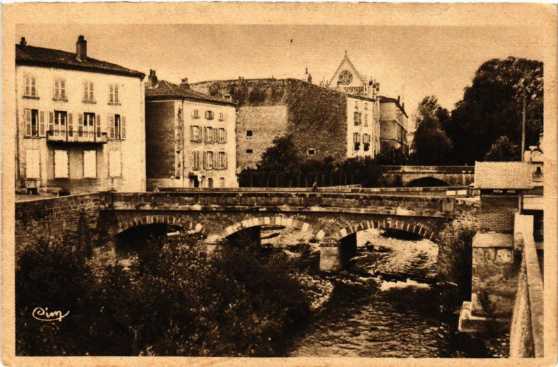 Carte postale ancienne Issoire Les deux Ponts sur la Couze à Issoire