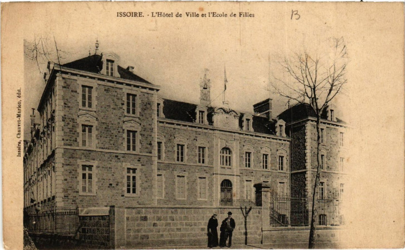 Carte postale ancienne Issoire l'Hotel de Ville et l'Ecole des Filles à Issoire