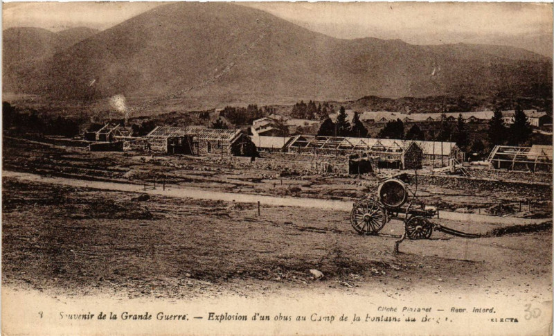 Carte postale ancienne Explosion d'un obus au Camp de la Fontaine-du-Berger