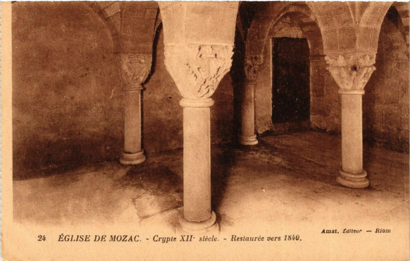 Carte postale ancienne Eglise de Mozac Crype XIIe siecle à Mozac