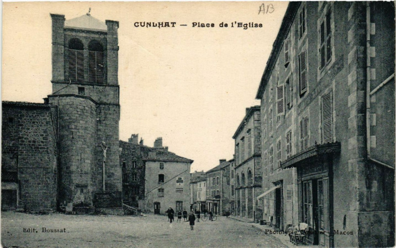 Carte postale ancienne Cunlhat Place de l'Eglise à Cunlhat