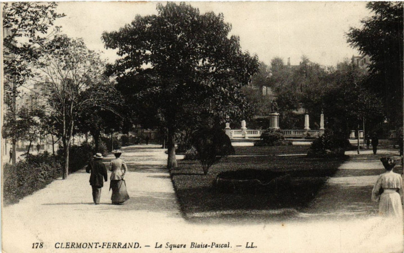 Carte postale ancienne Clermont-Ferrand Le Sqare Blaise-Pascal à Clermont-Ferrand