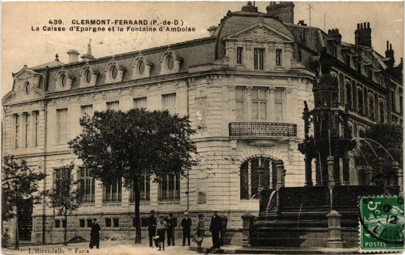 Carte postale ancienne Clermont-Ferrand La Caisse d'Epargne et la Fontaine d'Amboise à Clermont-Ferrand