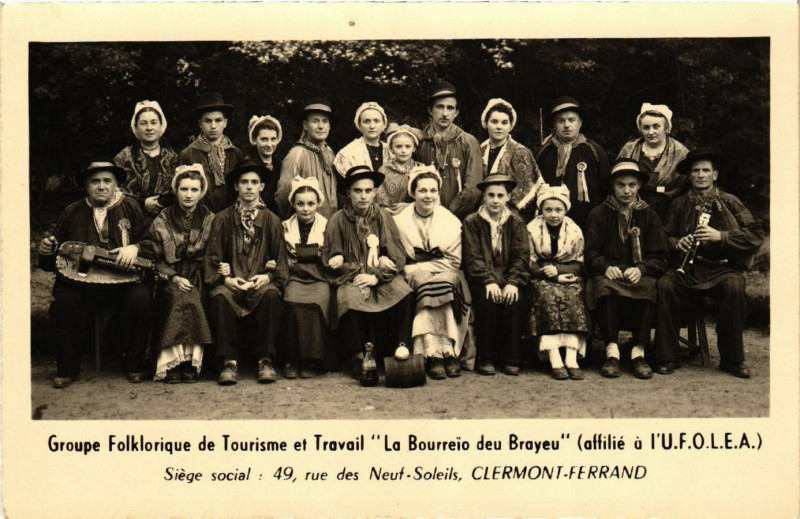 Carte postale ancienne Clermont-Ferrand Groupe folklorique de Tourisme et Travail à Clermont-Ferrand