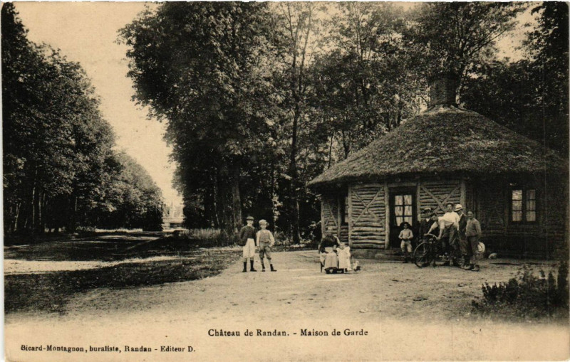 Carte postale ancienne Chateau de Randan Maison de la Garde à Randan