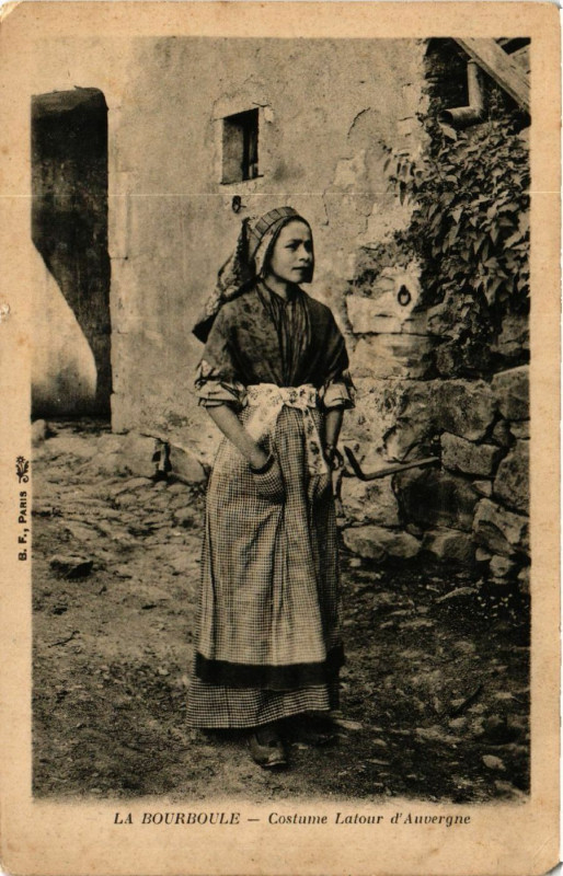 Carte postale ancienne Types La Bourboule Costume Latour d'Auvergne à La Bourboule