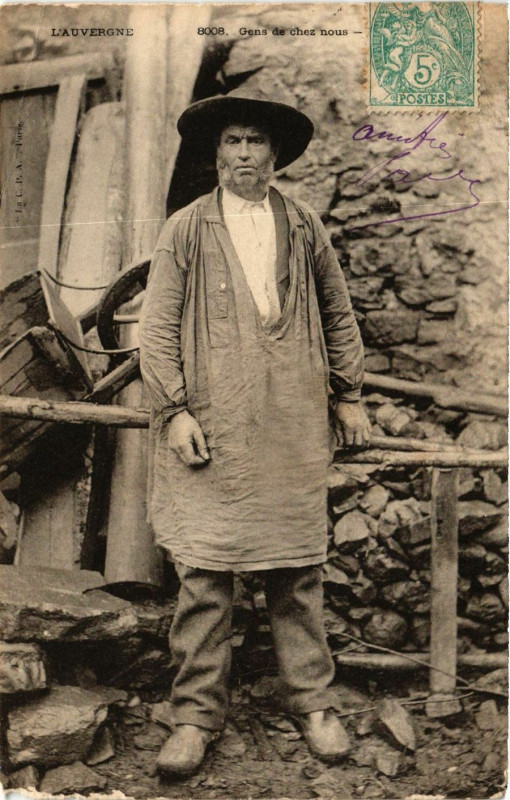 Carte postale ancienne Types L'Auvergne Gens chez nous