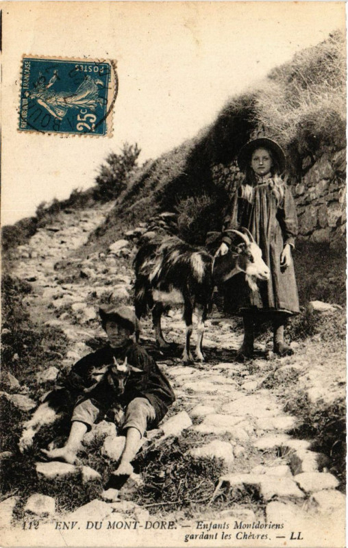 Carte postale ancienne Types env. Du Mont-Dore Enfants Montdoriens gardant les Chevres à Mont-Dore