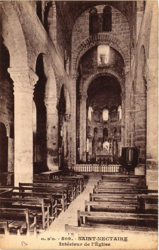 Carte postale ancienne Saint-Nectaire L'Interieure de l'Eglise à Saint-Nectaire