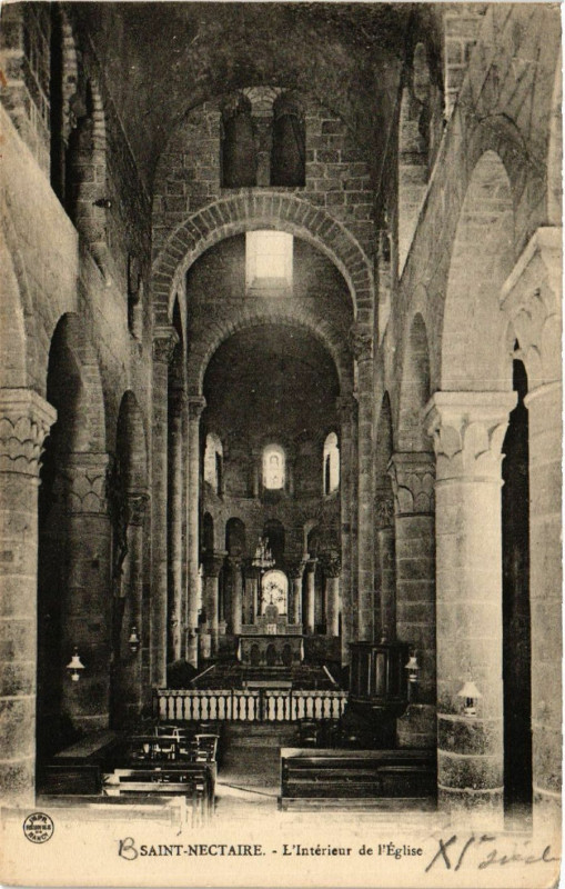 Carte postale ancienne Saint-Nectaire L'Interieure de l'Eglise à Saint-Nectaire