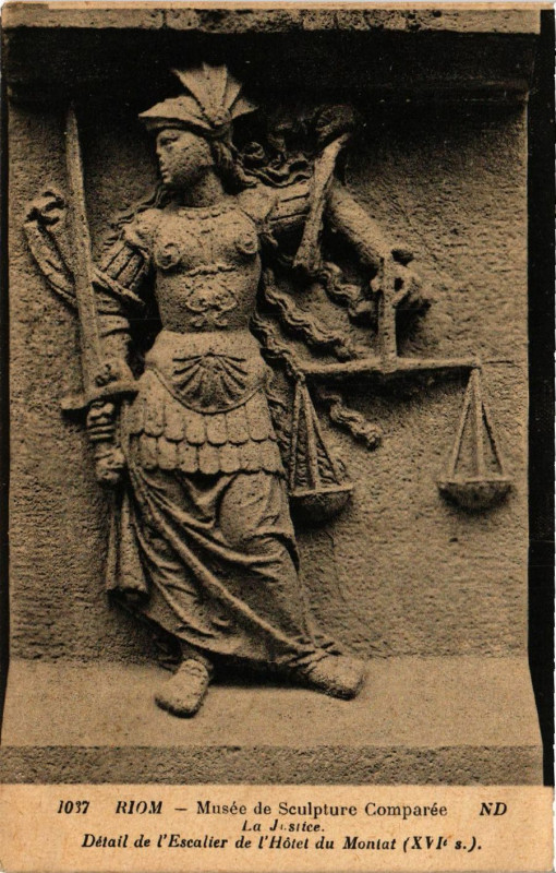 Carte postale ancienne Riom Muséee de Sculpture Comparée. La Justice à Riom