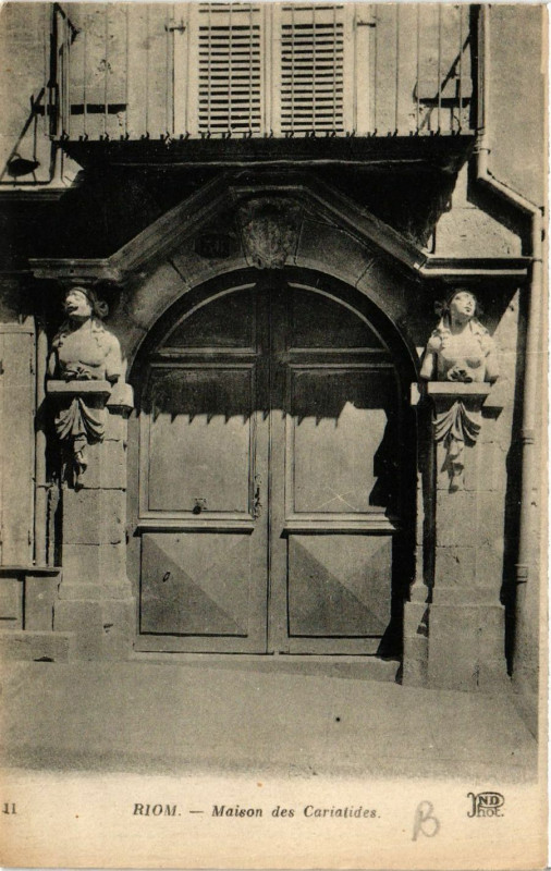 Carte postale ancienne Riom Maison des Cariatides à Riom