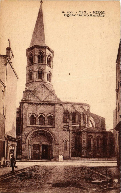 Carte postale ancienne Riom Eglise St-Amable à Riom