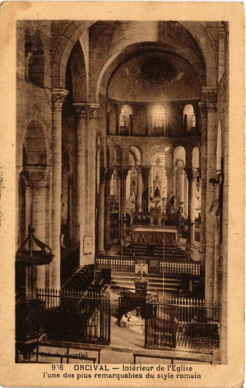 Carte postale ancienne Orcival L'Interieure de l'Eglise à Orcival
