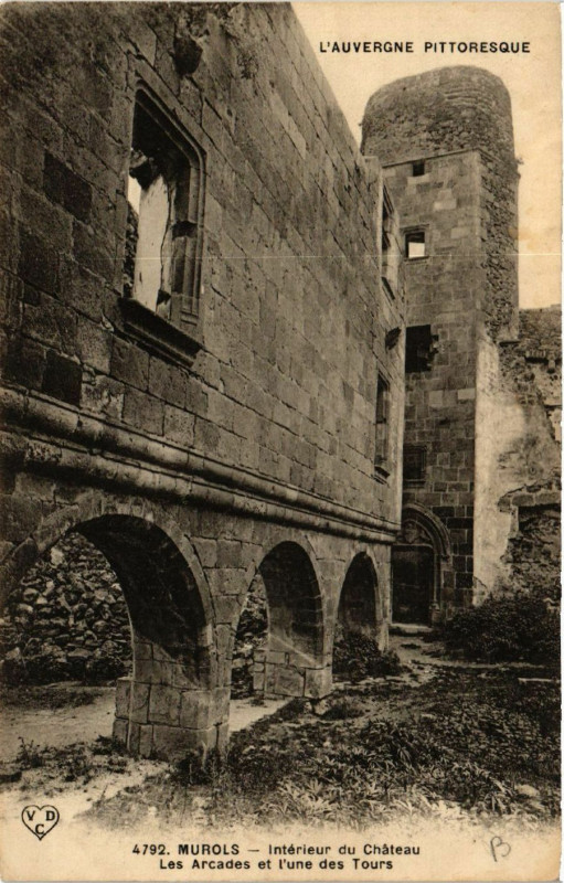 Carte postale ancienne Murols Interieur du Chateau. Les Arcades et l'une des Tours à Murol