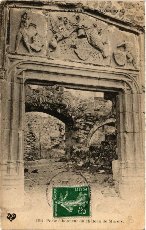 Carte postale ancienne L'Auvergne Pittoresque Porte d'honneur du chateau de Murols à Murol