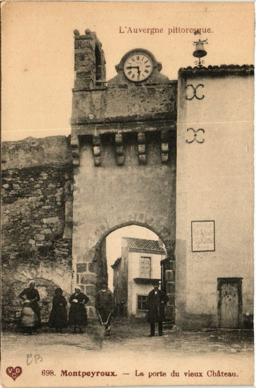 Carte postale ancienne L'Auvergne Pittoresque Montpeyroux La Porte du Vieux Chateau à Montpeyroux