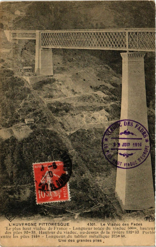 Carte postale ancienne L'Auvergne Pittoresque Le Viaduc des Fades Une des grandes pilles