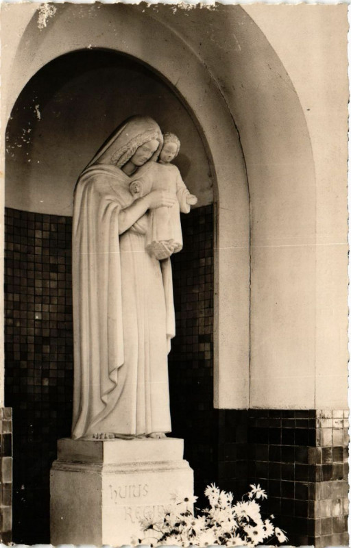 Carte postale ancienne Inst. Ste-Marie Riom La Vierge du Hall à Riom