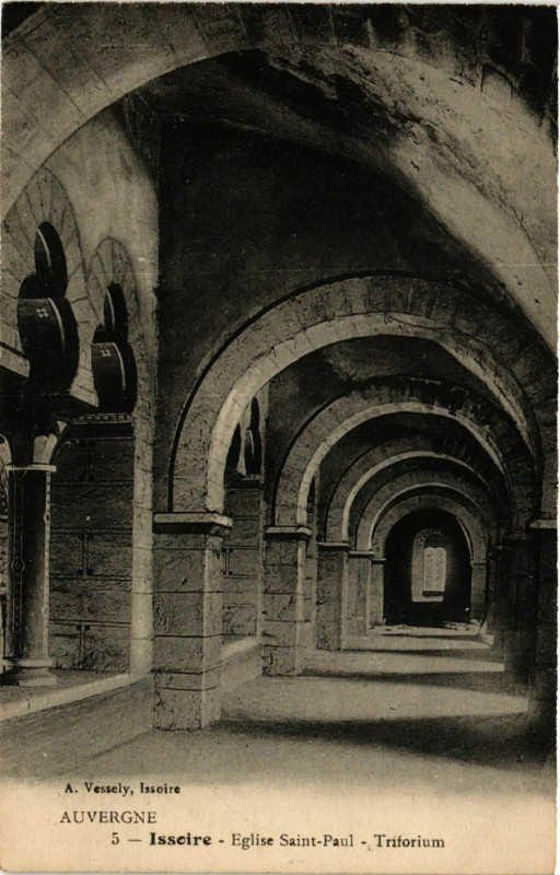 Carte postale ancienne Auvergne Issoire Eglise St-Paul. Triforium à Issoire