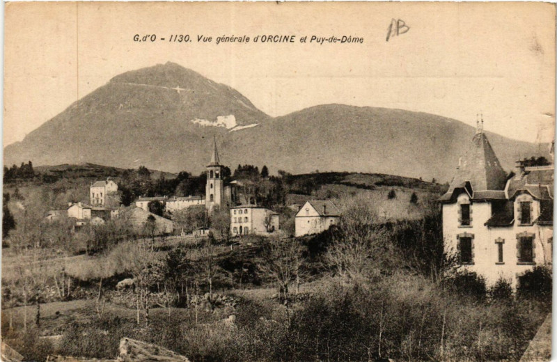 Carte postale ancienne Vue générale d'Orcines et Puy-de-Dome à Orcines