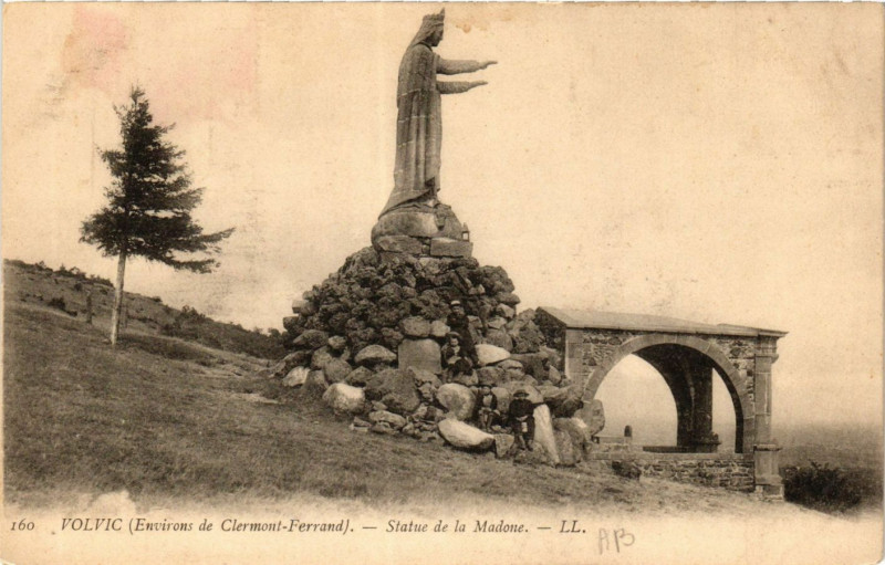 Carte postale ancienne Volvic Statue de la Madone à Volvic