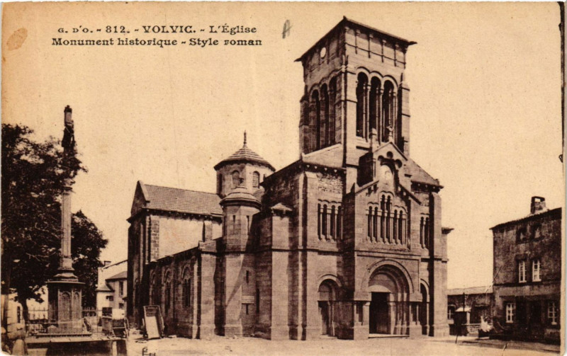 Carte postale ancienne Volvic Eglise Monument historique. Style roman à Volvic