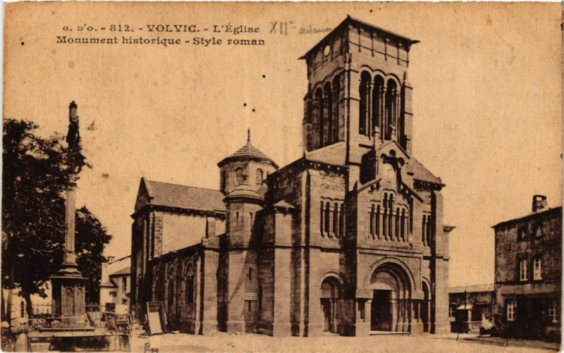 Carte postale ancienne Volvic Eglise Monument historique. Style roman à Volvic