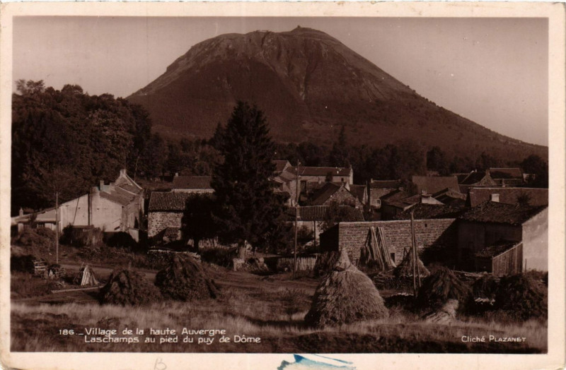 Carte postale ancienne Village de la haute Auvergne. Laschamps au pied du Puy-de-Dome à Champs