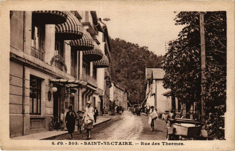 Carte postale ancienne Saint-Nectaire Rue des THERMes à Saint-Nectaire