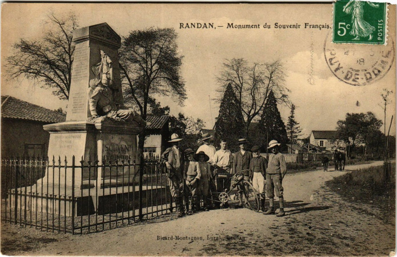 Carte postale ancienne Randan Monument du Souvenir Francais à Randan