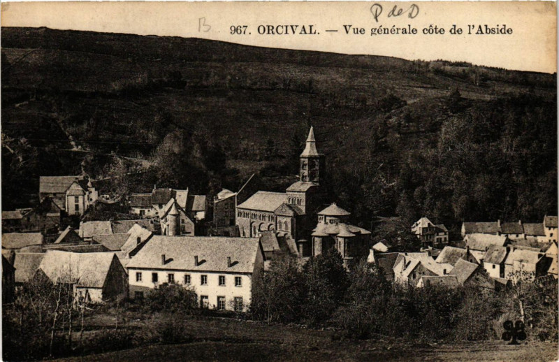 Carte postale ancienne Orcival vue générale cote de l'Abside à Orcival