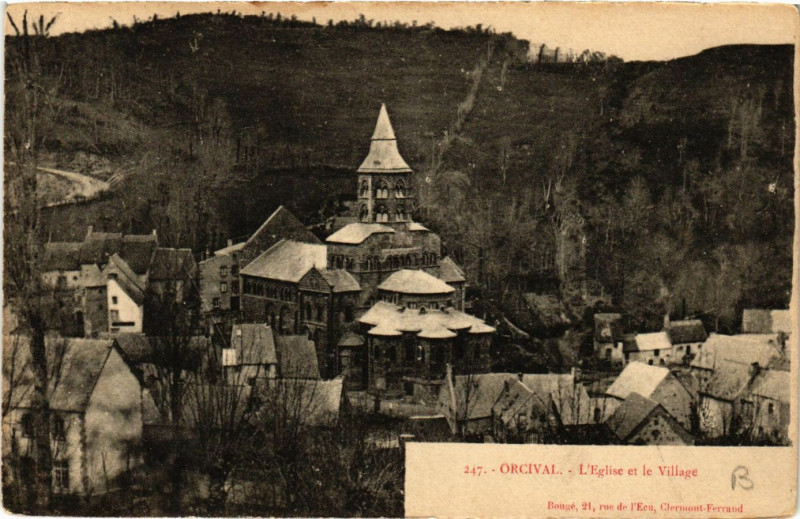 Carte postale ancienne Orcival Eglise et le Village à Orcival