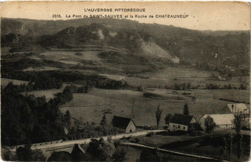 Carte postale ancienne Le Pont de Saint-Sauves et la Roche de Chateauneuf
