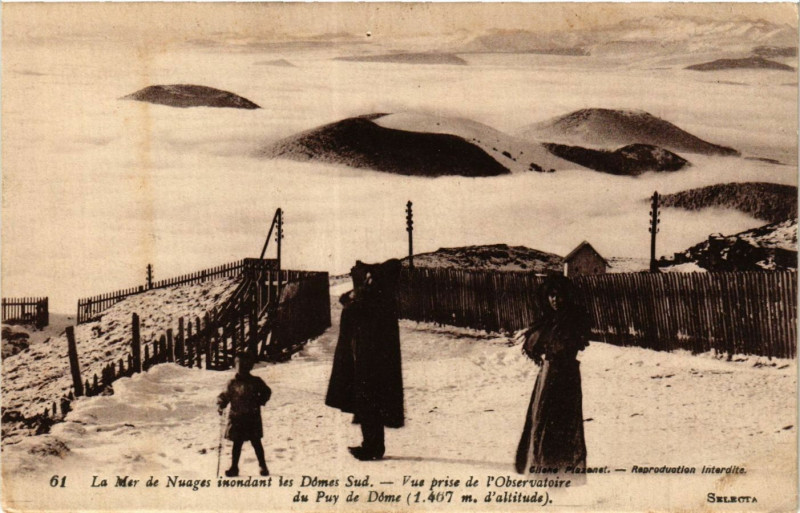 Carte postale ancienne La Mer de Nuages indonant Les Domes Du Sud prise de l'Observatoire à Ris