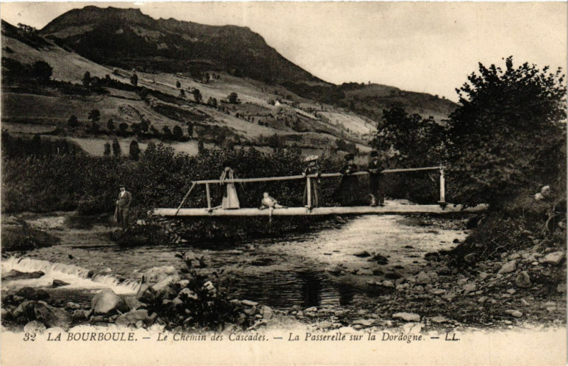 Carte postale ancienne La Bourboule Le Chemin des Cascades - La Passerelle à La Bourboule