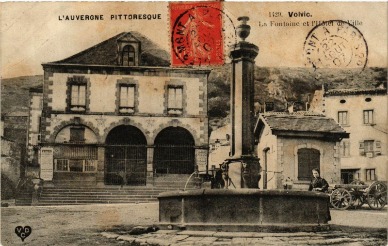 Carte postale ancienne L'Auvergne Pittoresque Volvic La Fontaine et l'Hotel de Ville à Volvic