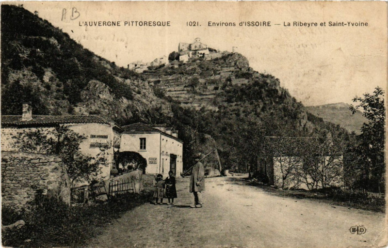 Carte postale ancienne L'Auvergne Pittoresque Env. d'Issoire La Ribeyre et Saint-Yvoine à Issoire