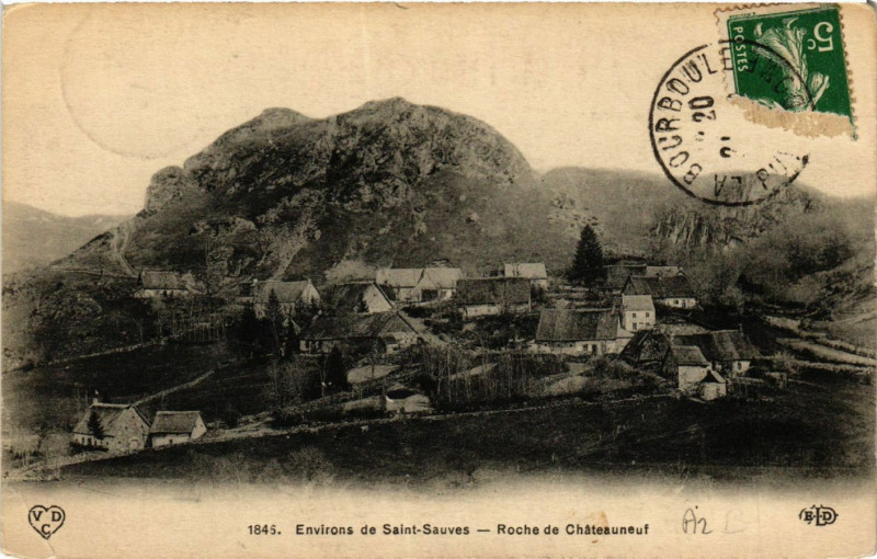 Carte postale ancienne Env. de Saint-Sauves Roche de Chateauneuf